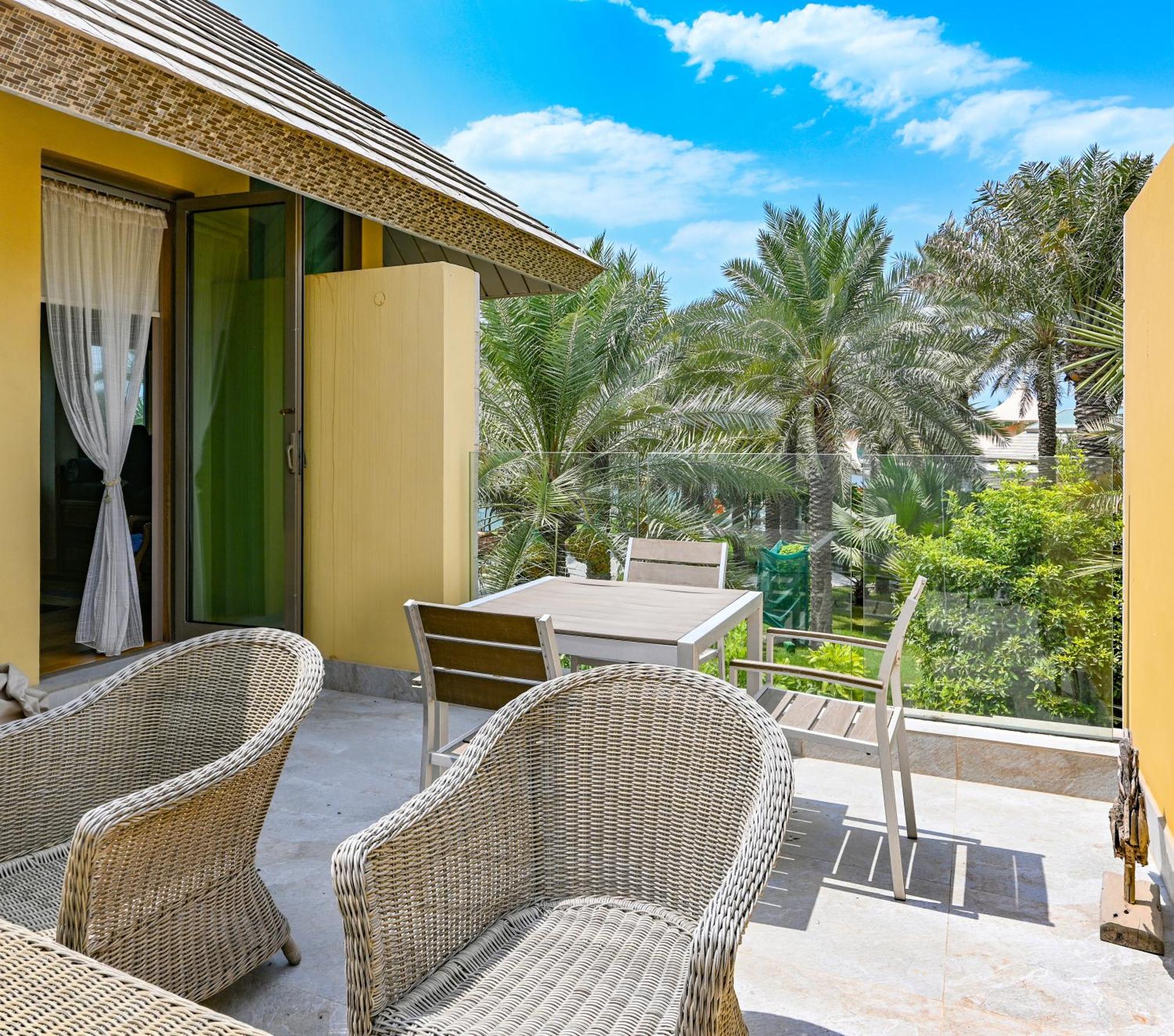 Palavra Resort Manama Eksteriør bilde A balcony at Jumeirah Creekside